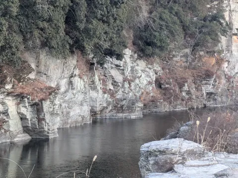 岩壁と川面の静寂
