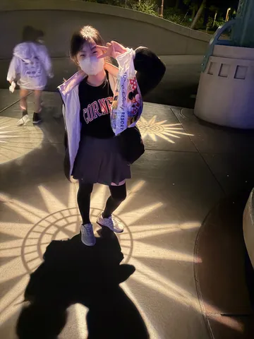 星光と元気なポーズの瞬間