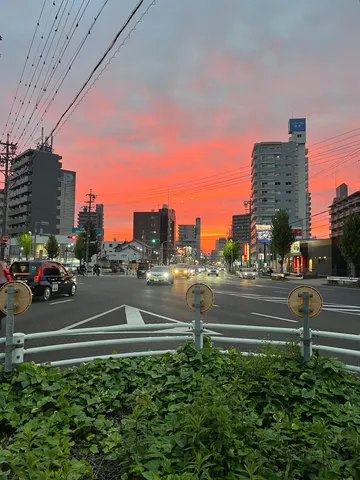 夕焼けに染まる街角