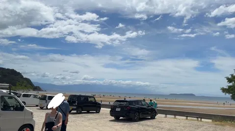 青い空と海、そして駐車場