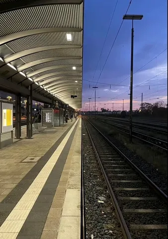 夕暮れ時の静かな駅、旅立ちと帰路の交差点