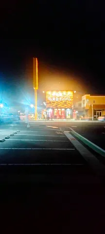 夜の商店街の灯と影