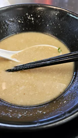 濃厚スープに箸を添えて
