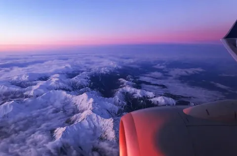 空と雪山のコントラスト