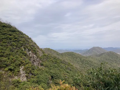 緑深まる山々の重なり
