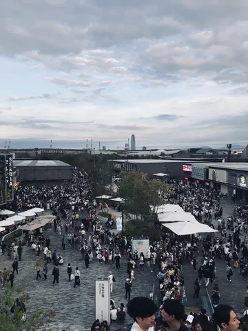 夕暮れ時の賑やかな街並み