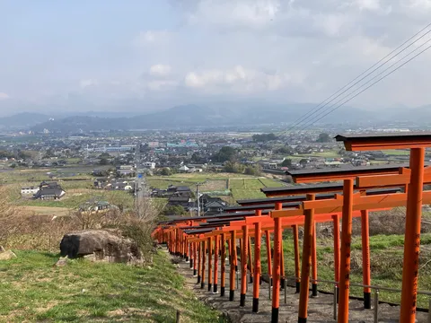 朱色の鳥居と広がる街並み
