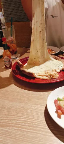 伸びるチーズの一皿