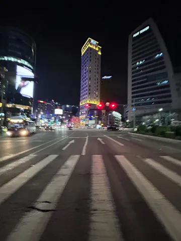 夜の横断歩道と灯る高層街