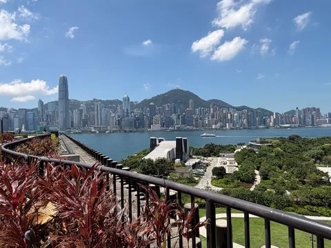 港を見下ろす夏の窓辺