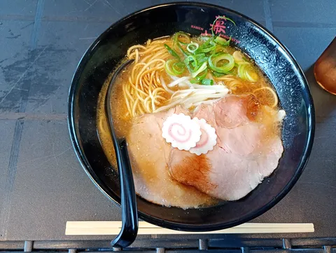 黒い丼に映える豚骨ラーメン