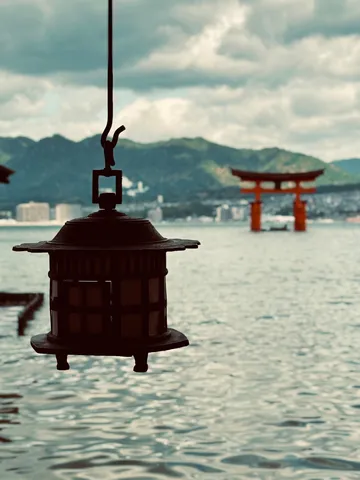 水辺に佇む古の灯