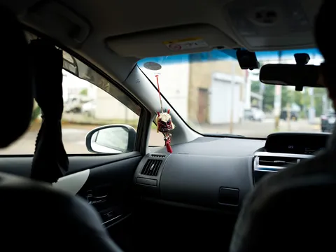 車内に宿る小さな飾り
