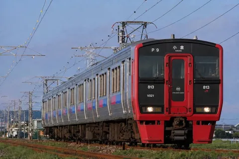 赤い車体と線路の風景