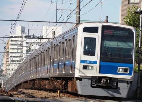 都会を駆け抜ける日常の銀色