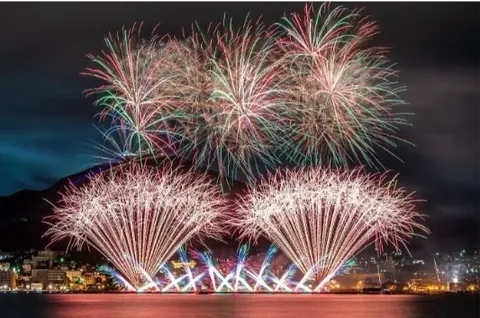 夜空と水面を彩る光の祭典