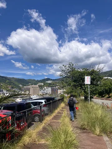 青空と街並み、散策路の風景