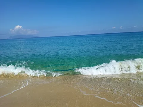 透きとおる海と波のリズム