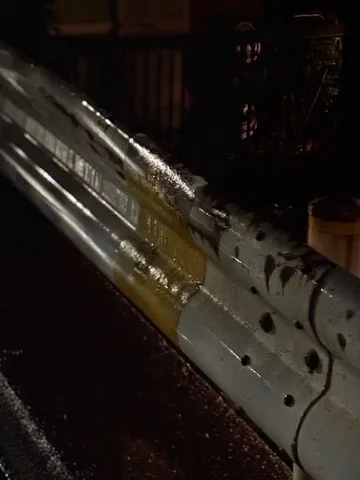 雨夜の金属に光が走る
