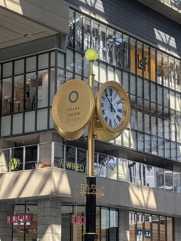 大阪駅前の金色時計塔