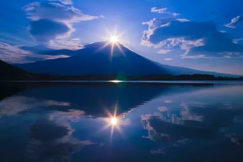 山と湖の静かな星光