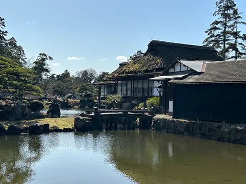 静寂に包まれた古民家と水鏡