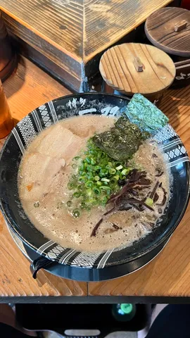 豚骨の香りと海苔の影