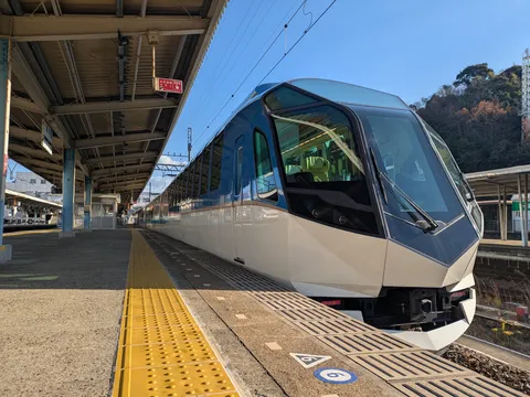 旅へ誘う青い流線