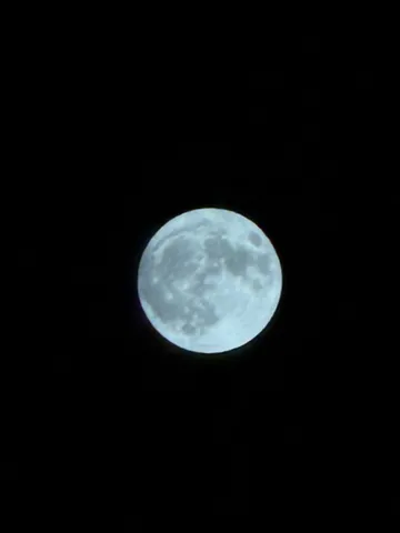 夜空を照らす青い月