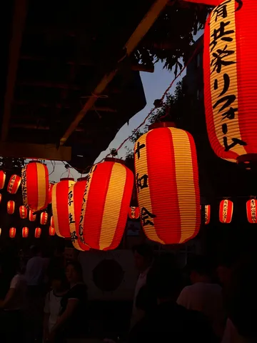 宵闇に浮かぶ提灯の列