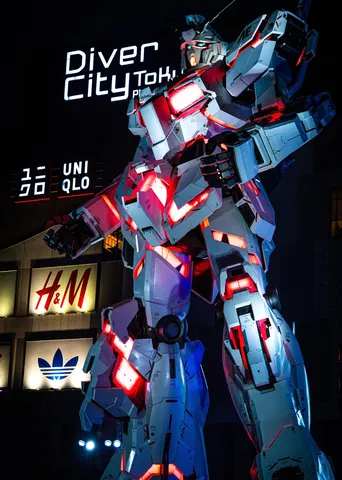 夜のダイバーシティ、輝く巨像