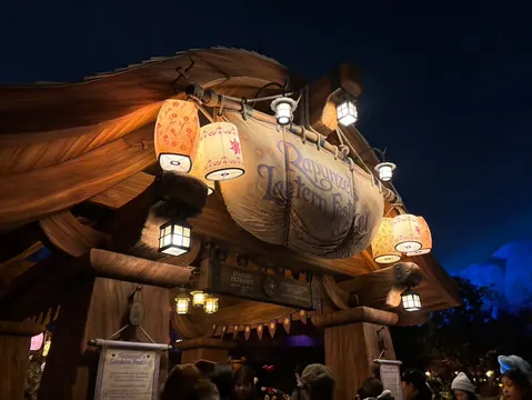 ランタンの灯りが誘う夜の祭典