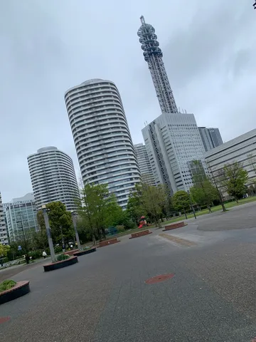 曇天とビル群、みらいだった都市