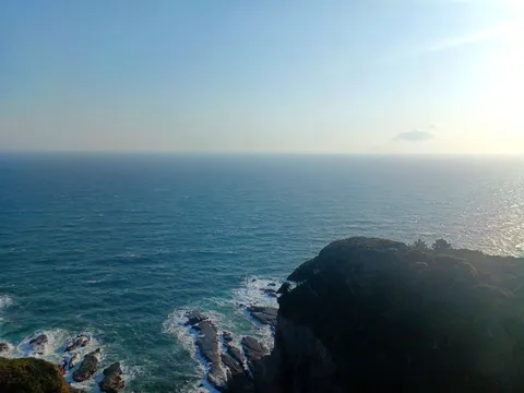 紺碧の海と緑の断崖
