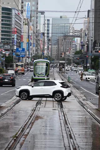 雨上がりの都会、路面電車のある風景