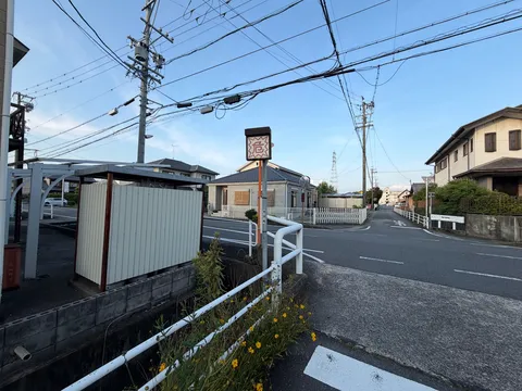 青空と電線、日常の風景