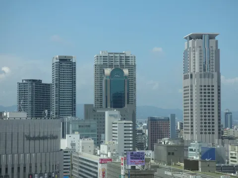 都会の空にそびえる摩天楼