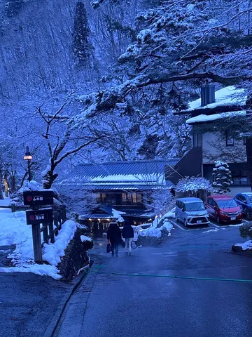 雪景色に浮かぶ温泉宿