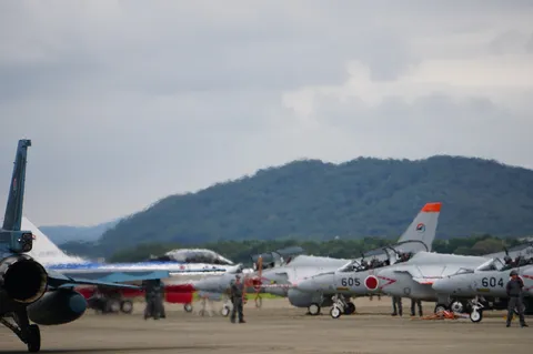 雨空の下、静かに佇む戦闘機たち