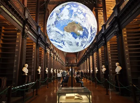 図書館に地球が浮遊！