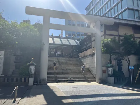 光と影が揺れる参道の朝