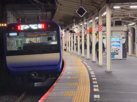 夜の駅ホームに灯る静寂