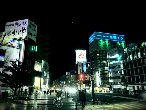 煌めく夜の都会の風景