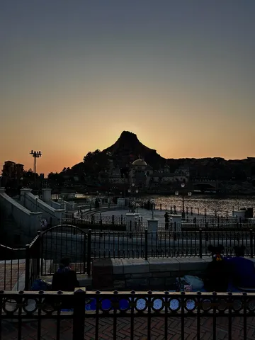 夕暮れの火山と水辺の風景