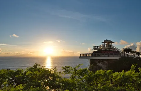 夕陽と海を見つめる展望台