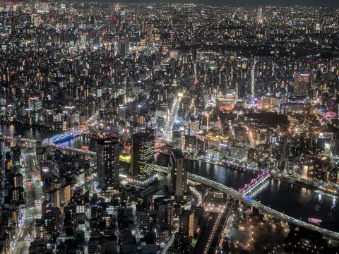光の川を渡る夜景