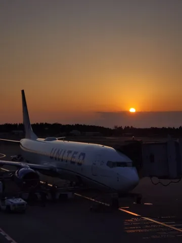 夕陽とユナイテッド航空機