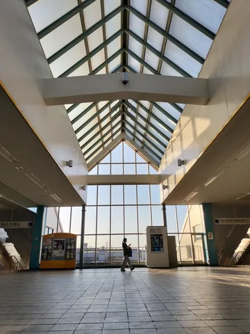 光と影が織りなす、駅の静寂