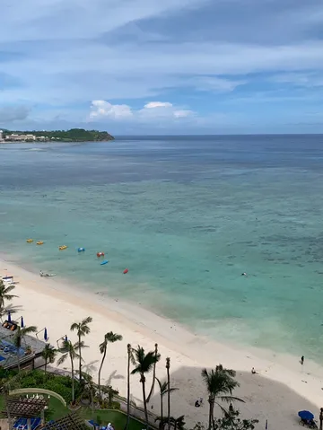 エメラルドの海と白い砂浜