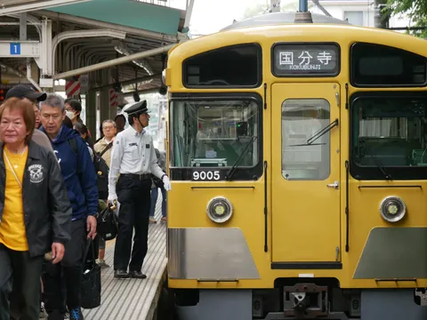 駅係員と黄色い電車